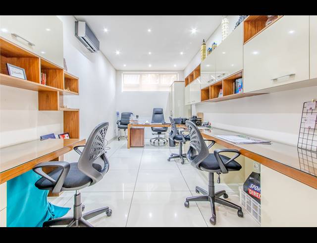 5 BEDROOM HOUSE FOR SALE IN HOUGHTON ESTATE